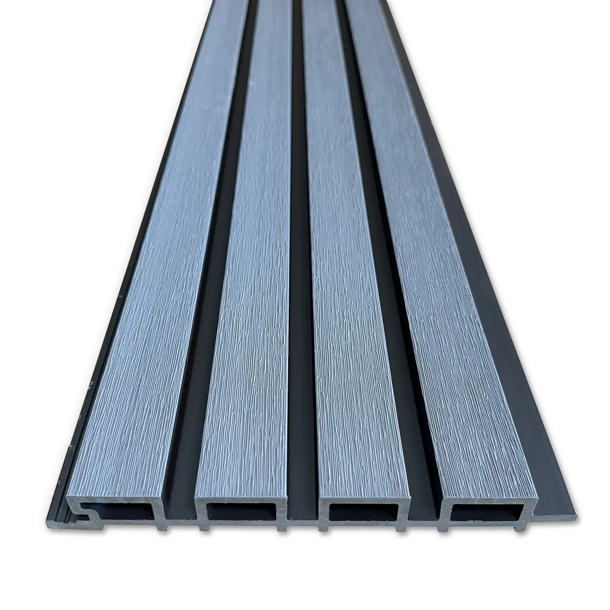 Kunststoff-Fassadenpaneele in grauer Eiche mit feiner Holzmaserung