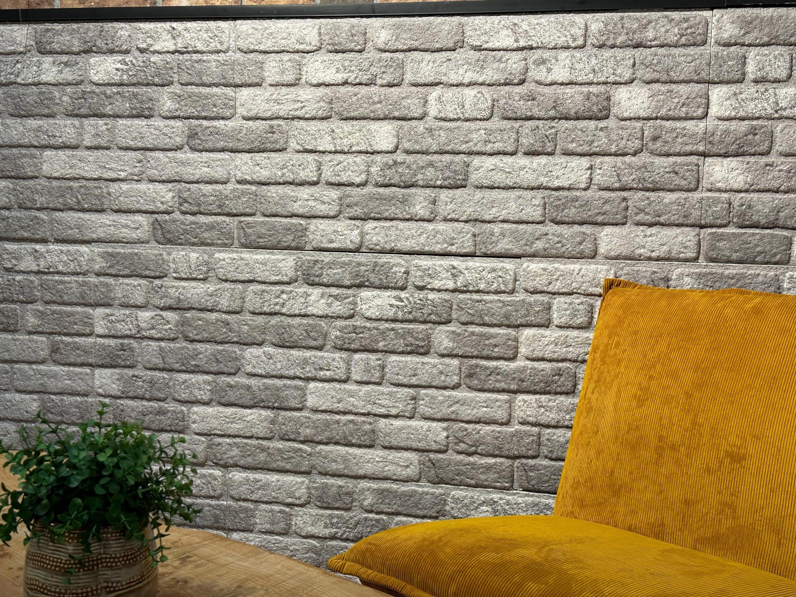 Salle d'exposition de panneaux gris