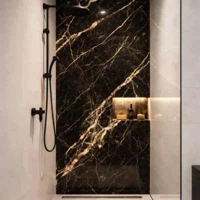 Zwart goud marmerlook wandpaneel badkamer
